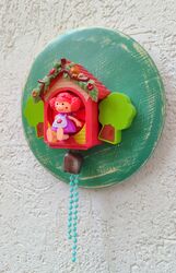 ילדה בבית עץ