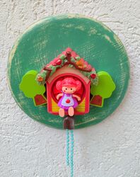 ילדה בבית עץ