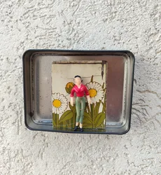 אישה בחולצה אדומה