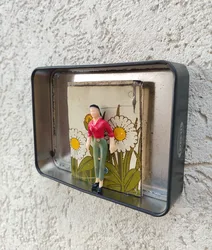 אישה בחולצה אדומה