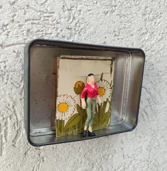 אישה בחולצה אדומה