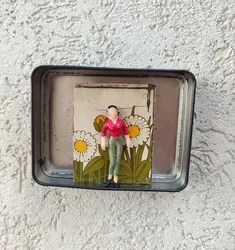 אישה בחולצה אדומה