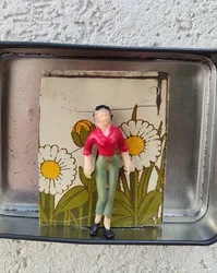 אישה בחולצה אדומה