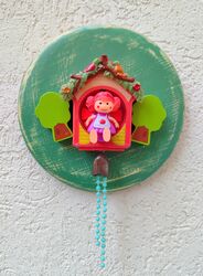 ילדה בבית עץ