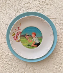 ילד עם זר פרחי שדה