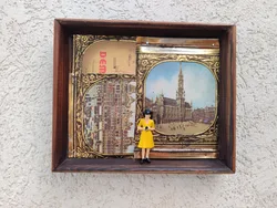 אישה בשמלה צהובה